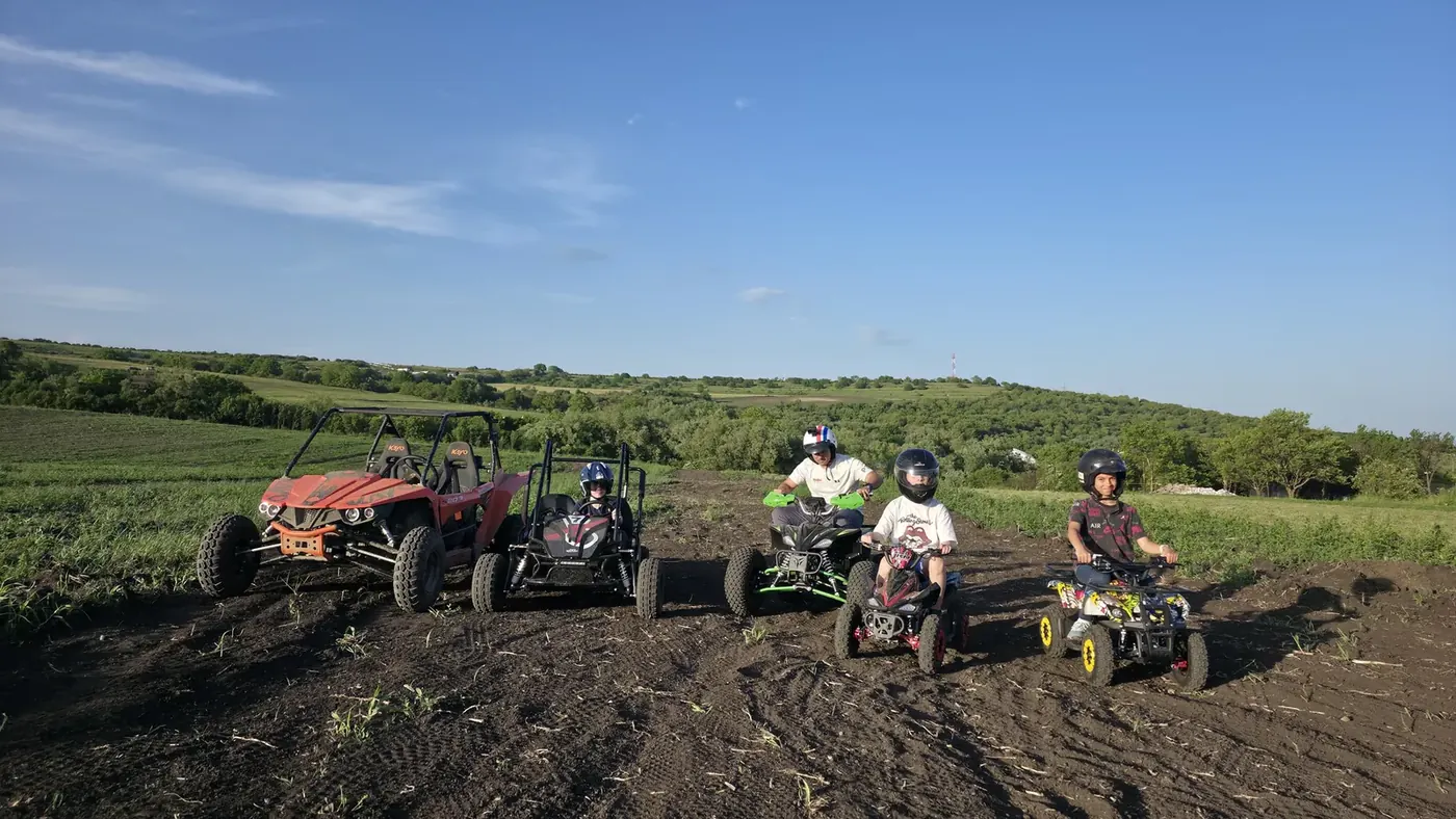 Kart Kayo 200 cu motor 13 CP la BuggyZone, pista de karting outdoor Cluj-Napoca